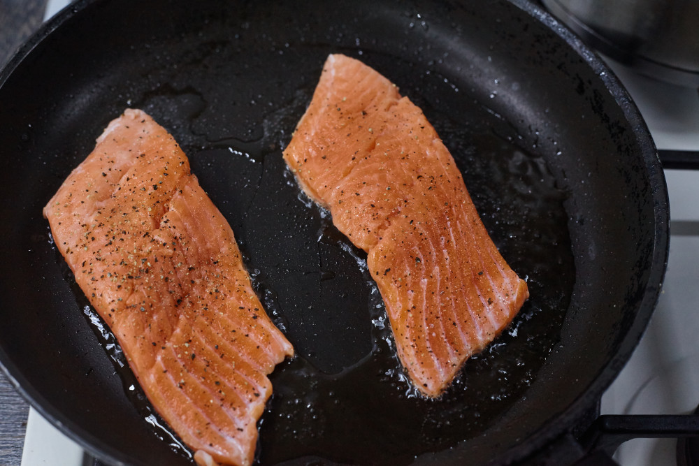 Frying salmon for light asian-style soup with buckwheat noodles and salmon
