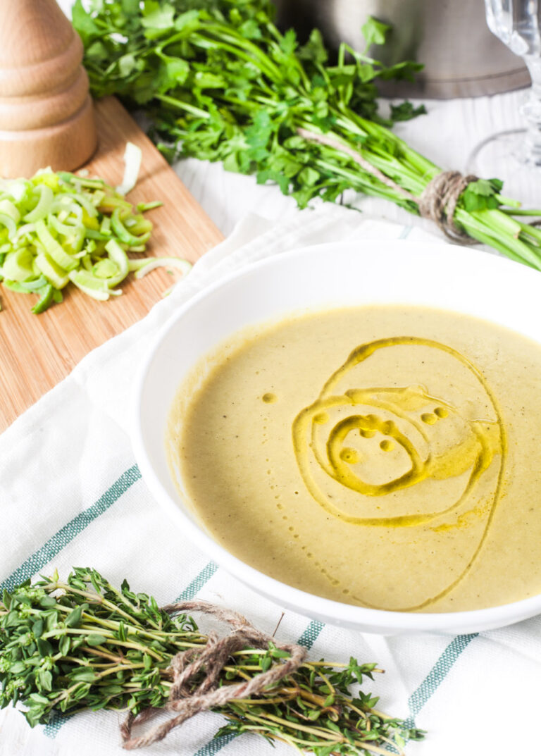 Пошаговый рецепт простого вегетарианского супа из лука порея и картофеля
