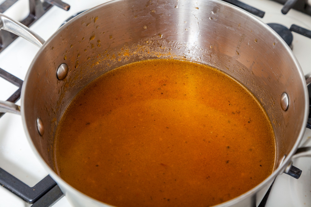 Добавляем в софрито сок для приготовления Мексиканского лаймового супа