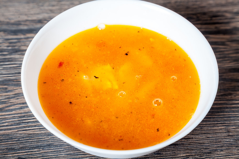 наливаем бульон в тарелку для приготовления Мексиканского лаймового супа