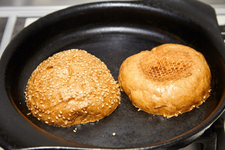 Подрумяниваем булочки для классического чизбургера с карамелизированным луком