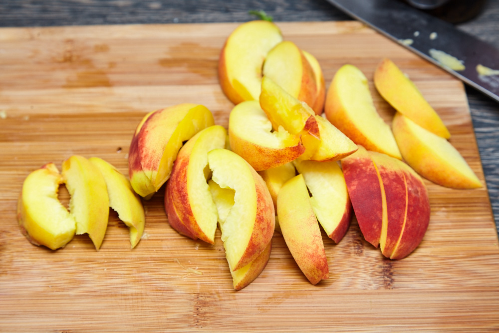 Разрезаем каждую половинку еще пополам, а получившуюся четверть на 3-4 кусочка в зависимости от размера персика для салата из рукколы с карамелизированными персиками