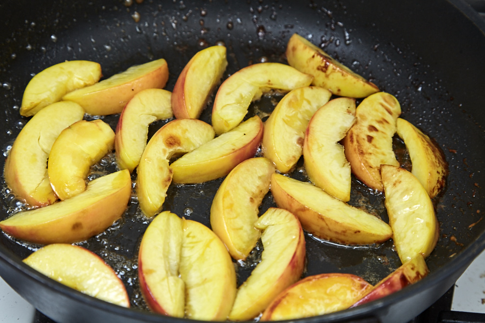 Переворачиваем персики для салата из рукколы с карамелизированными персиками