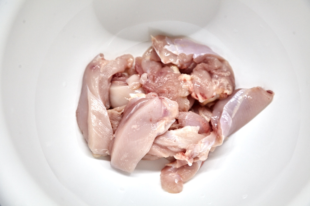 Нарезаем мясо для курицы с овощами в кисло-сладком соусе