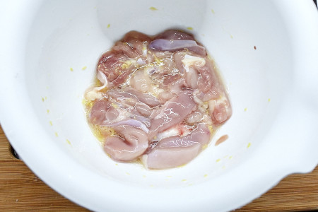Додайте в миску до курки білок, натертий імбир, 1/2 ч. ложки солі, перемішайте і залиште на 30 хвилин.