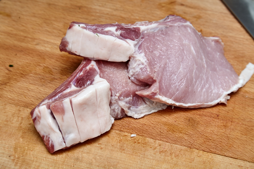 Делаем надрезы на мясе острым ножом для свинины на подушке из сладкого перца