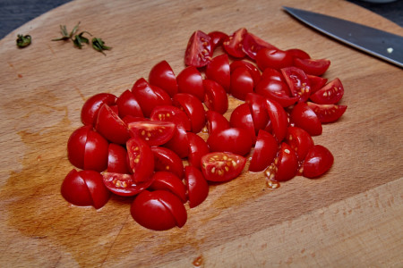 Нарезаем томаты для радужной форели с травами и томатами в конверте