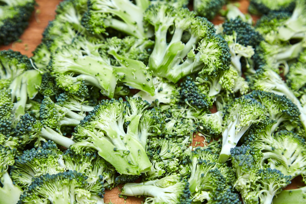 Now chop the broccoli into thin 5 mm pieces for asian broccoli with soy sauce and ginger
