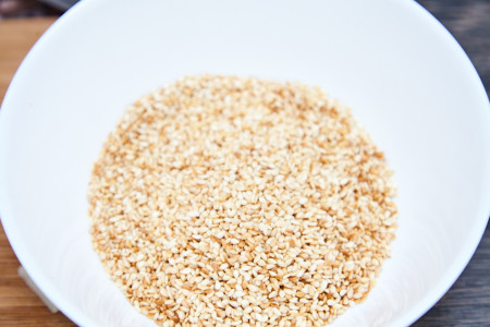 На сухій сковороді підсмажте 2 ст. ложки насіння кунжуту до появи приємного аромату та золотистого кольору. Кунжут перекладіть у суху тарілку і відставте убік.