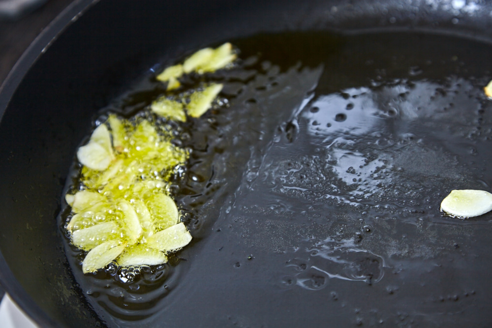Turn the pan to the side from time to time for asian broccoli with soy sauce and ginger