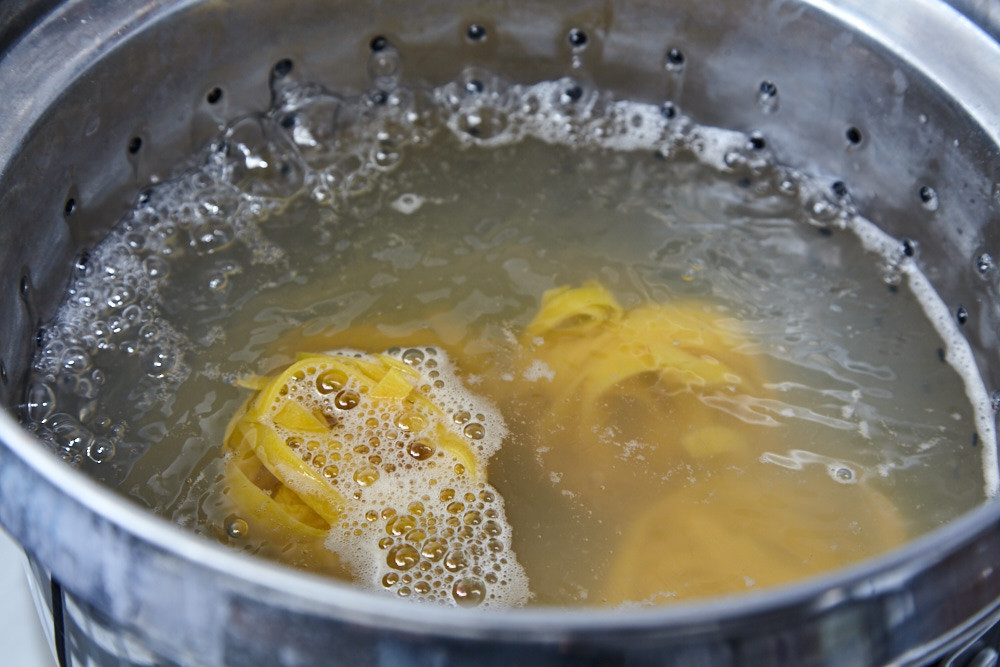 Варимо локшину для смаженої яєчної локшини з беконом у китайському стилі