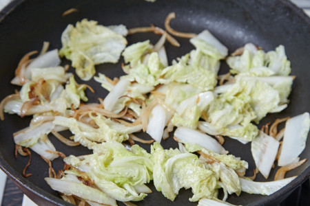 Fry cabbage and onion for chinese fried noodles with bacon