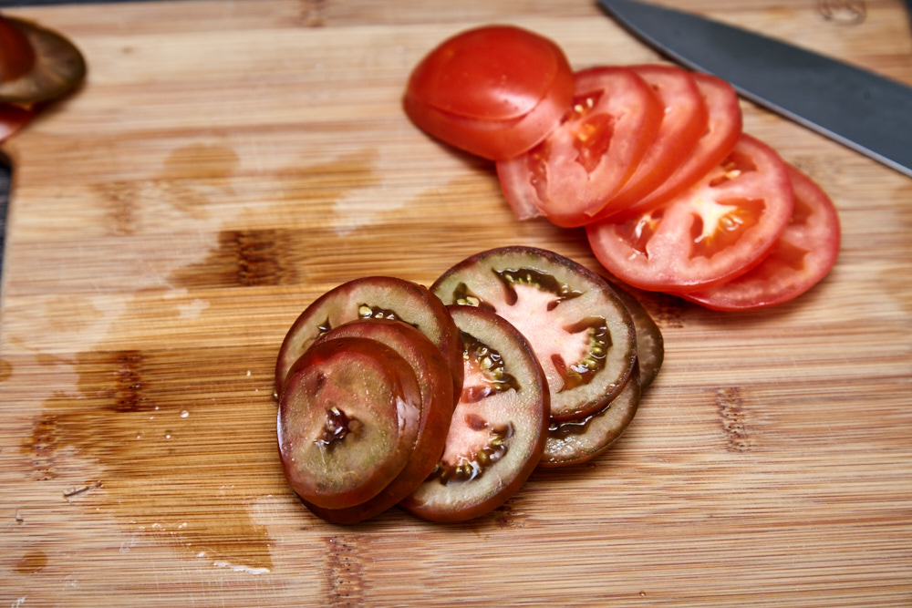 2-3 помидора нарезаем кольцами для салата капрезе