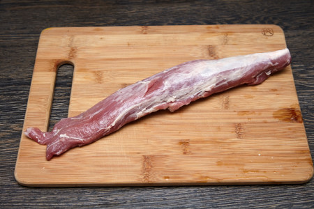 Зріжте з м'яса зайвий жир, видаліть плівки та прожилки для приготування свинячої вирізки в техаському стилі