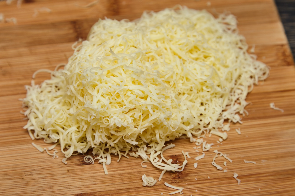 Натираємо сир для гратену з тунцем та білою квасолею