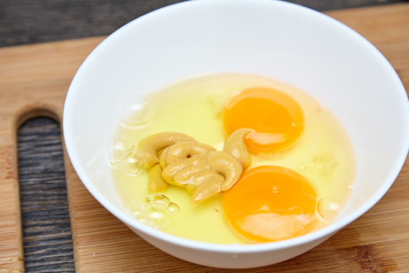 Візьміть 2 тарілки в одній змішайте 2 яйця з чайною ложкою (з гіркою) гірчиці і збийте виделкою до однорідності.