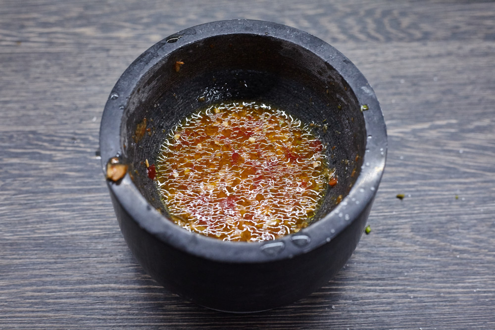 Добавляем сахар, рыбный соус и сок лайма для пикантного тайского салата с говядиной