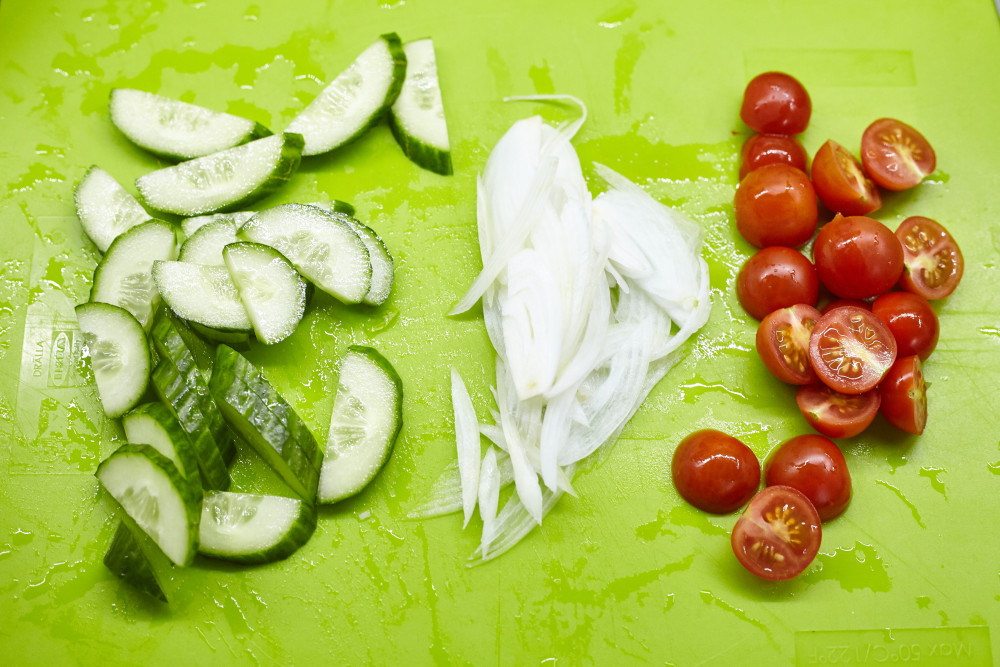 Нарізаємо овочі для пікантного тайського салату з яловичиною