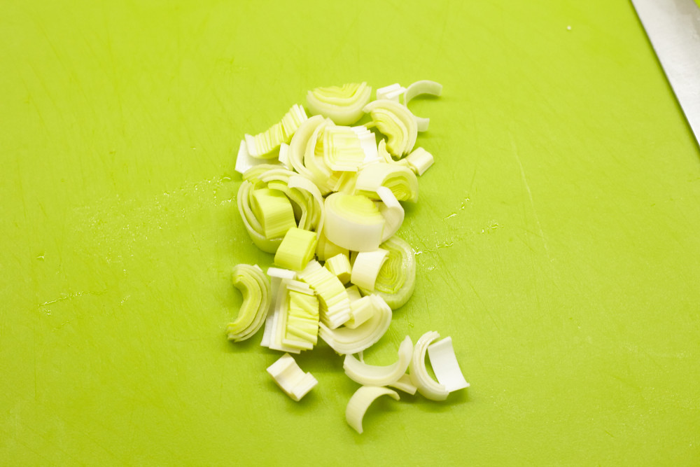 Cut the white part of onion for gongbao chicken (kung pao)