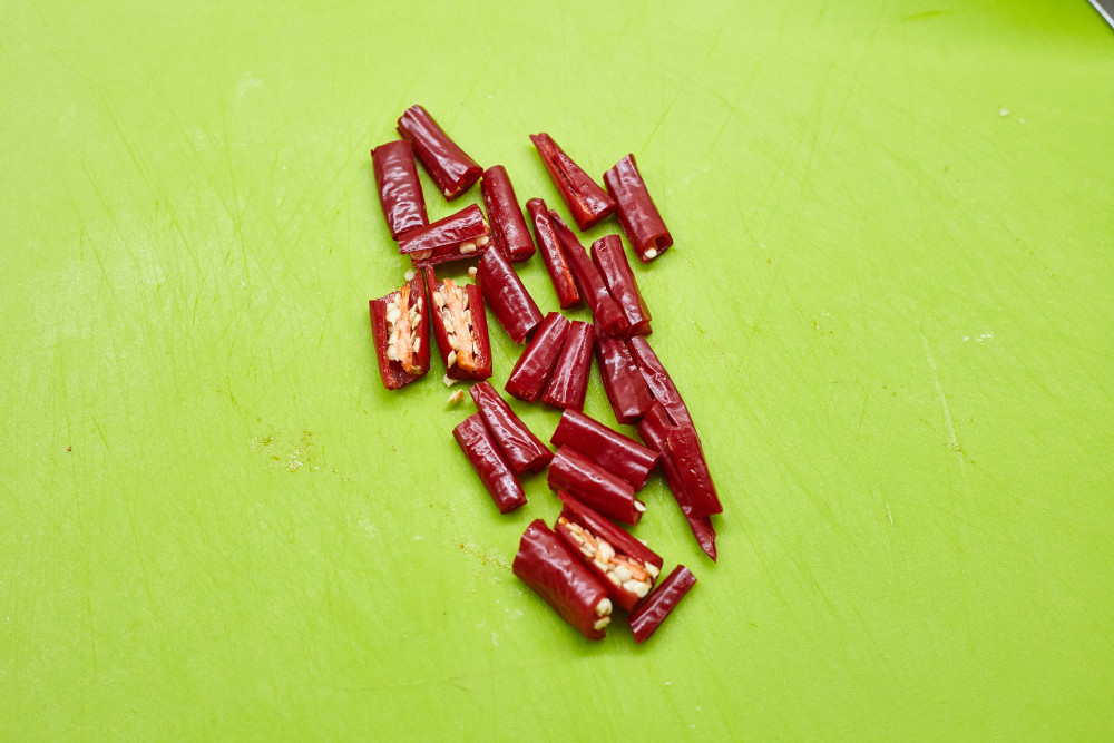 Cut the peppers into pieces for gongbao chicken (kung pao)