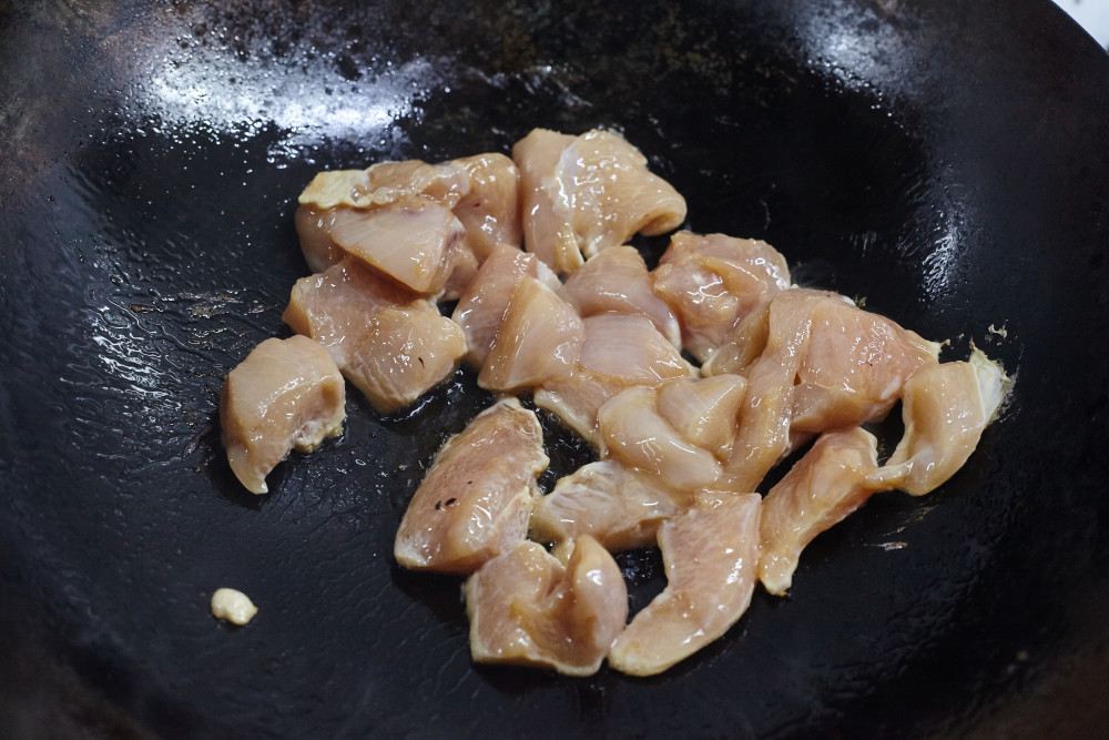 Place the marinated chicken in the wok for gongbao chicken (kung pao)