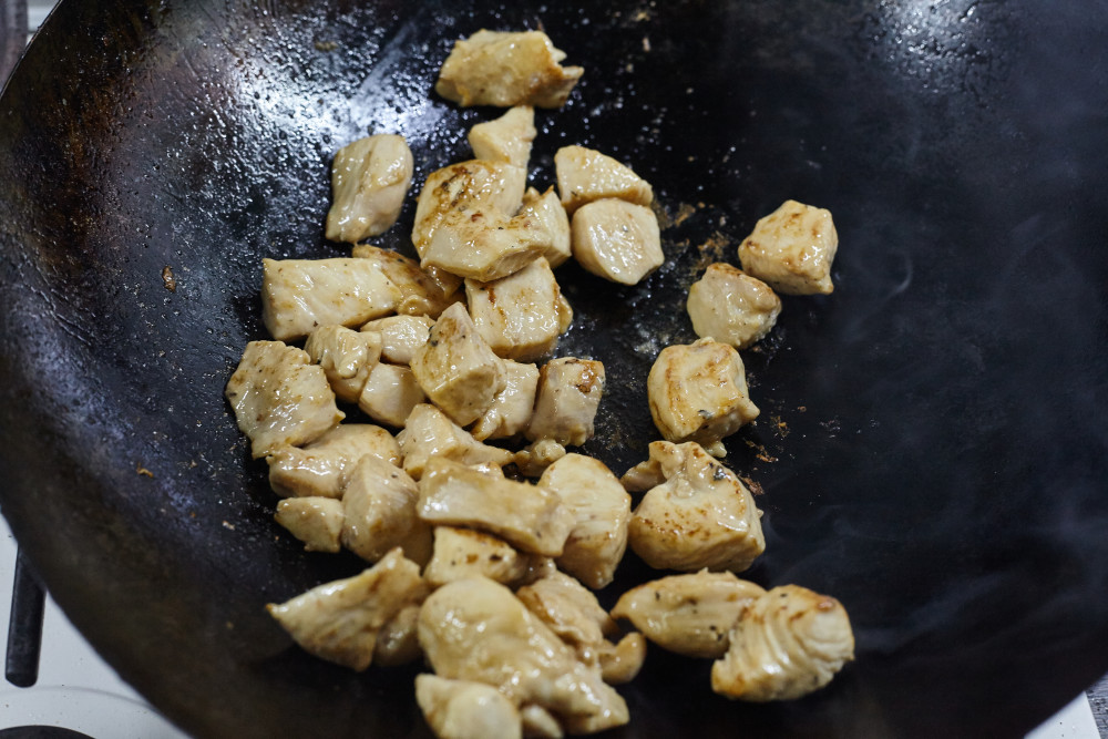 Stir the chicken while it's cooking for gongbao chicken (kung pao)