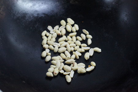 Fry the peanuts for gongbao chicken (kung pao)