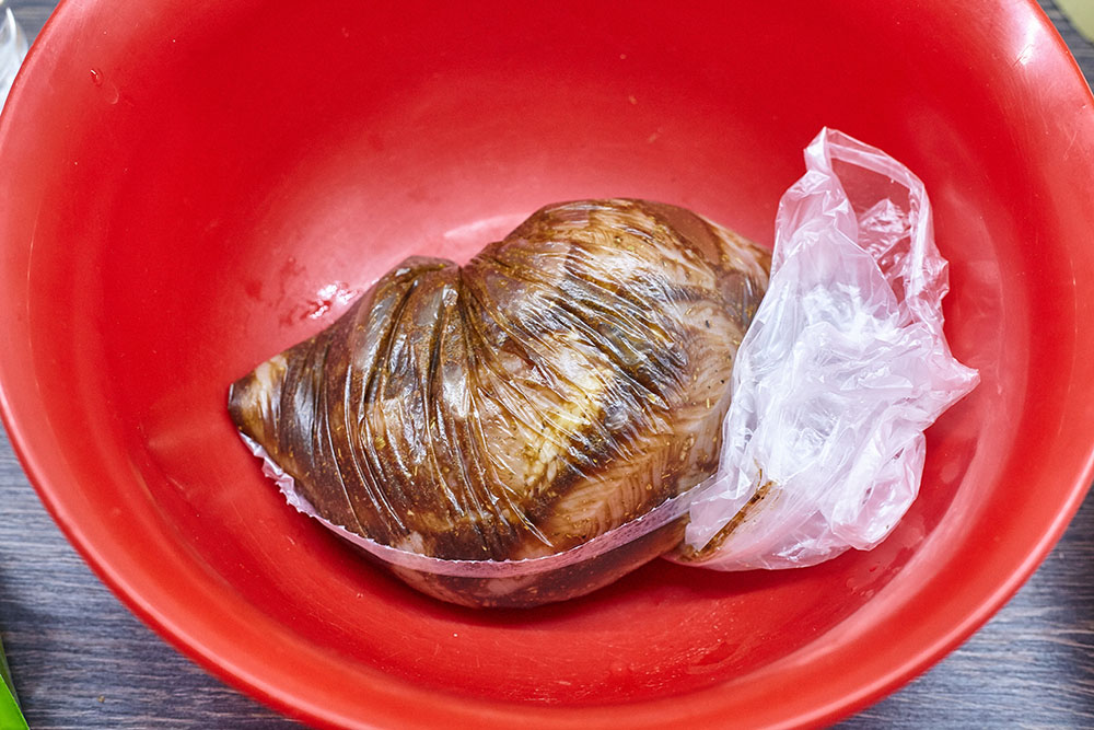 Випустіть повітря та зав'яжіть пакет для ніжних курячих грудок у бальзамічно-медовому маринаді, запечених з овочами.