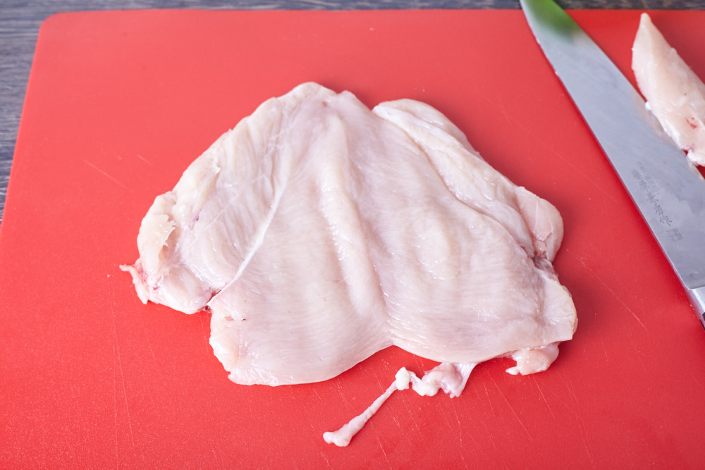 Разрезаем мясо для гамбургера с куриным филе, грибами и сырным соусом