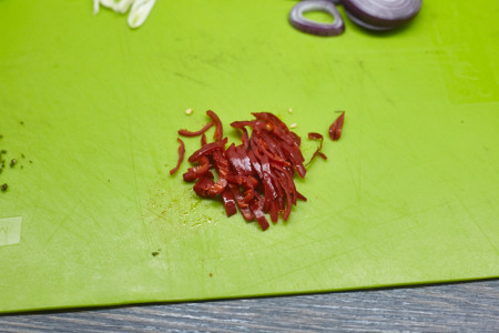 0,5-1 стручка перцю чилі очистіть від насіння і довільно наріжте.