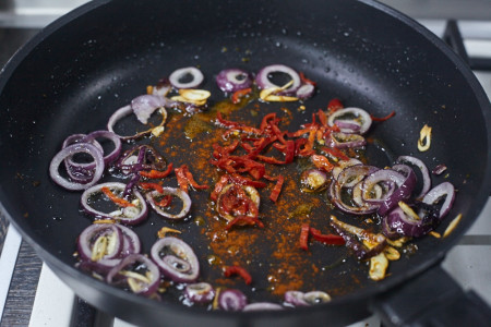 Добавляем нарезанный перец чили и копченую паприку для кальмара в томатном соусе с чили