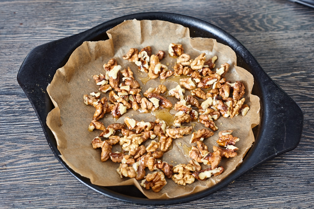 Выкладываем орехи с медом на противень для салата из шпината и свеклы с карамелизированными орехами и цитрусовой заправкой «винегрет»