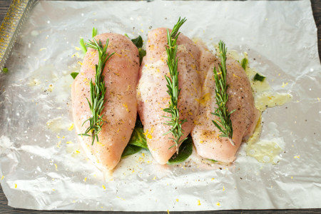 Squeeze the juice from half a lemon for 15 minute chicken breasts with rosemary and spinach in the foil