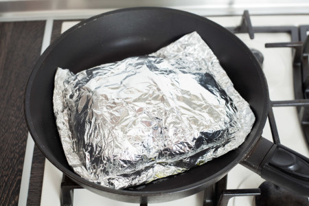 Візьміть підходящу за розміром сковороду і поставте розігріватися на великому вогні. Через хвилину влийте близько 1 ст. ложки оливкової олії на сковороду та обережно покладіть у неї ваш конверт.