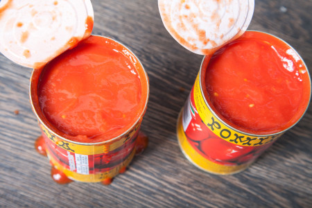 Відкрийте дві 400 гр банки з томатами і за допомогою ручного блендера, прямо в банці, перемеліть її вміст.