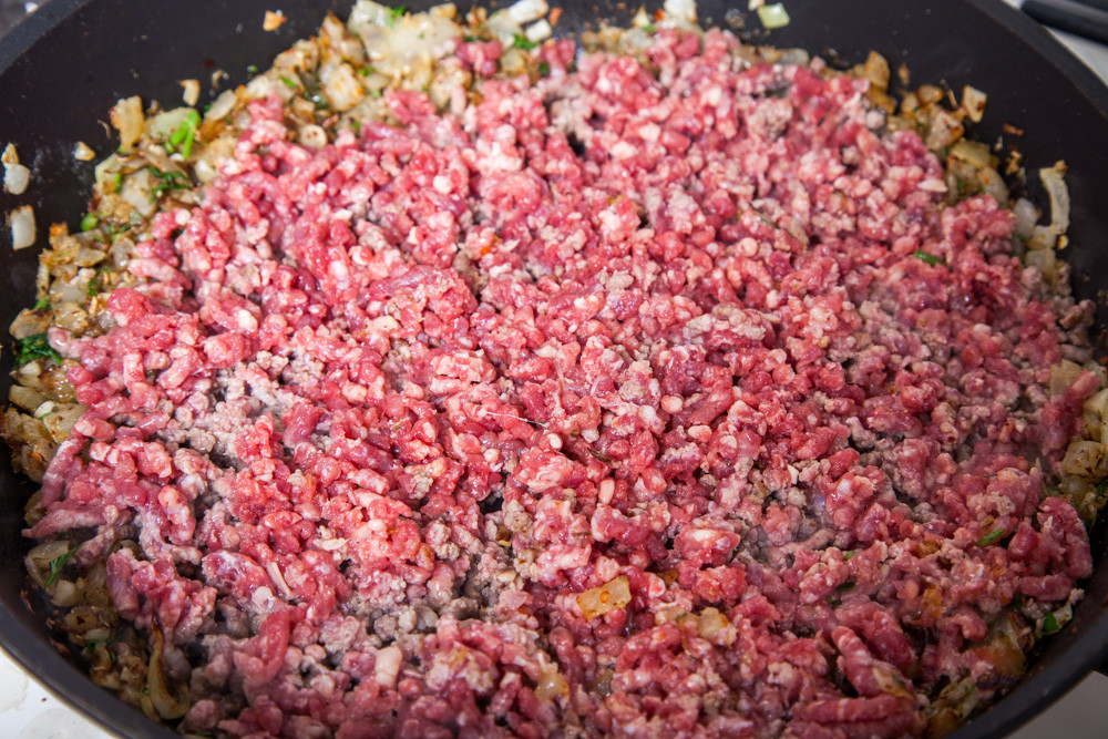 Разбиваем фарш на мелкие кусочки для американского чоп-суэй: макарон в томатном соусе с фаршем и сыром