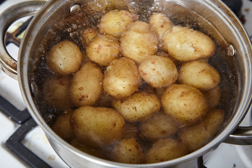 Ставим картофель на огонь для картофельного салата с беконом от Джейми Оливера