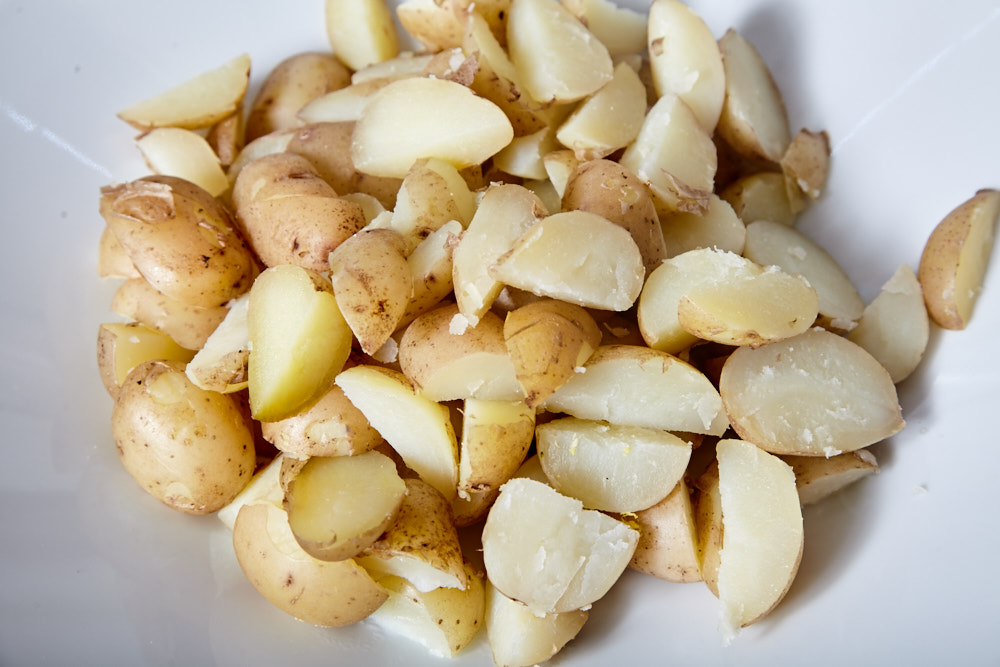 Нарізаємо картоплю для картопляного салату з беконом від Джеймі Олівера.