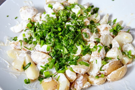 Добавляем нарезанную зелень для картофельного салата с беконом от Джейми Оливера