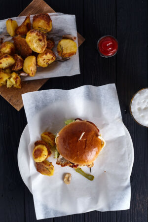 Пошаговый рецепт простого гамбургера с куриным филе, грибами и сырным соусом