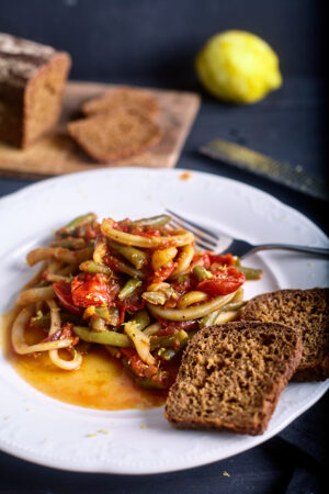 Пошаговый рецепт простого кальмара в томатном соусе с чили