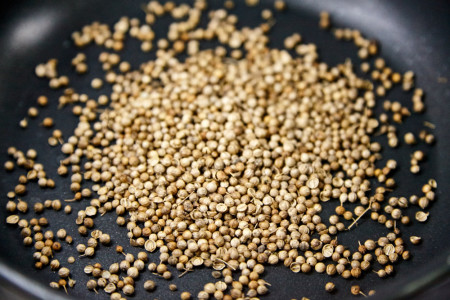 Обсмажте 2,5 ст. ложки насіння коріандру на сухій розігрітій сковороді протягом 2-3-х хвилин і перекладіть у ступу.