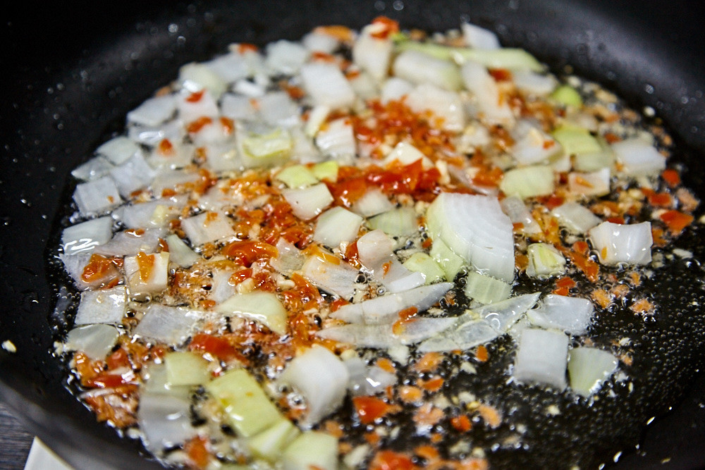 Додаємо цибулю, часник, чилі та смажимо, помішуючи для овочевого каррі від Гордона Рамзі.