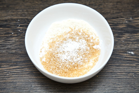 Соединяем сахар, муку, соль, пекарский порошок для вишневого крамбла за 5 минут