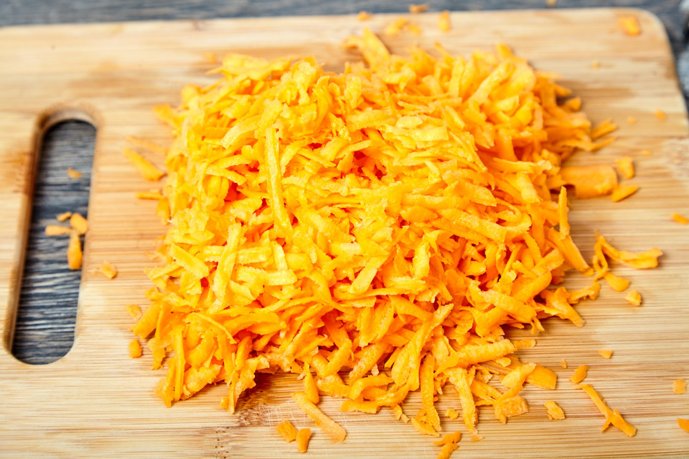 Чистимо 300 гр моркви та натираємо її на тертці для морквяного пирога з глазур'ю з маскарпоне з лаймом