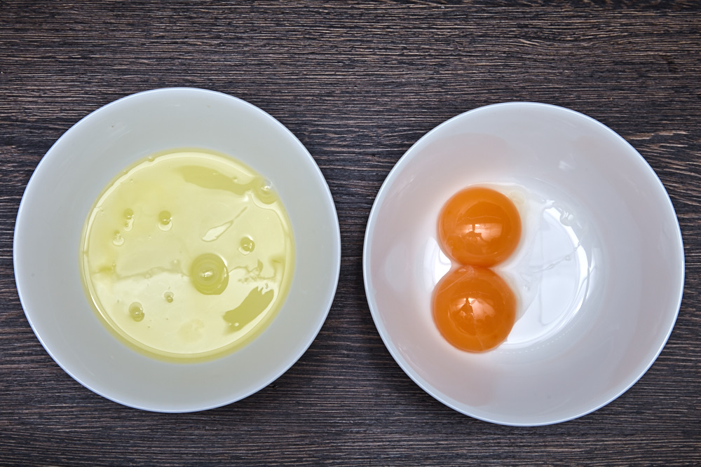Отделяем белки от желтков для панкейков с клубничным соусом + рецепта сухой смеси