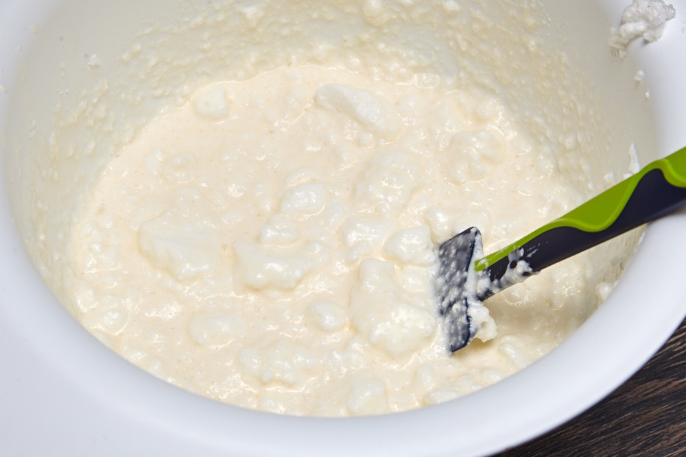 Перемешиваем, чтобы соединить ингредиенты для панкейков с клубничным соусом + рецепта сухой смеси