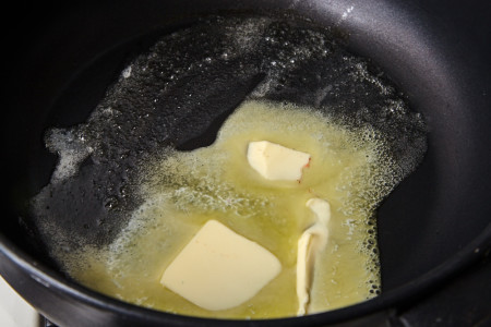 У сотейнику на слабкому вогні розтопіть 30 гр. вершкового масла|мастила|, потім додайте 2 ст. ложки цукру та нарізану полуницю.