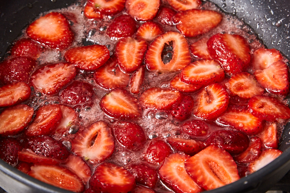 Cook until sugar melts and strawberry release juice for pancakes with a strawberry sauce + dry mixture recipe