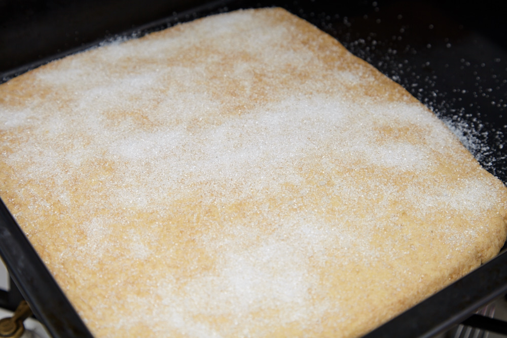 Посыпаем сверху сахаром печенье для лучшего песочного печенья по версии Джейми Оливера